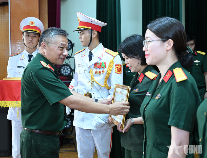 Thượng tướng Lê Quang Minh trao thưởng tặng các tập thể, cá nhân có thành tích xuất sắc trong Chương trình “Mẹ đỡ đầu” giai đoạn 2021 - 2026. Ảnh: TRỌNG HẢI