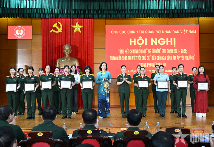Đồng chí Nguyễn Thị Minh Hương, Phó chủ tịch Hội Liên hiệp Phụ nữ Việt Nam và Đại tá Phan Ái Xuân, Phó trưởng ban Phụ nữ Quân đội trao thưởng tặng các cá nhân có tác phẩm đoạt giải Cuộc thi viết với chủ đề “Bữa cơm gia đình ấm áp yêu thương”.