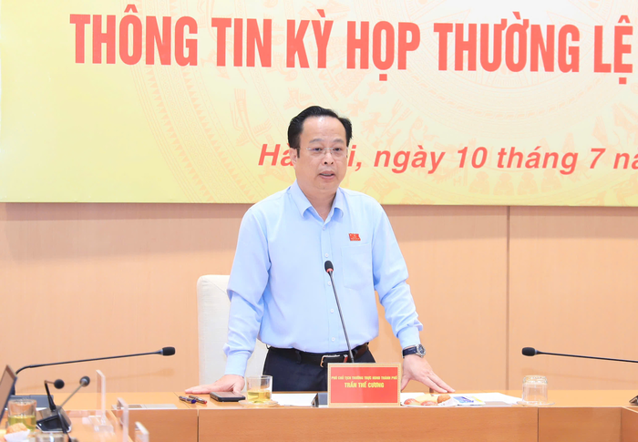  Phó chủ tịch Thường trực HĐND TP Hà Nội Trần Thế Cương phát biểu tại hội nghị. Ảnh: QUANG THÁI 