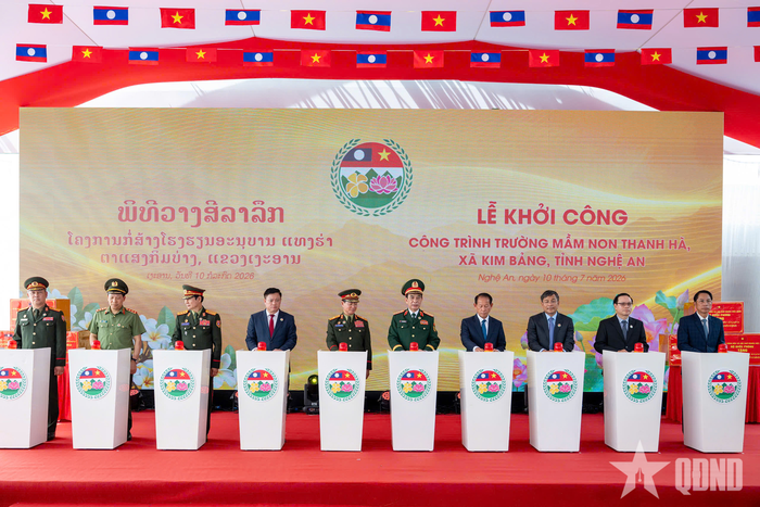 Hai Phó thủ tướng, Bộ trưởng Bộ Quốc phòng và các đại biểu bấm nút khởi công công trình. 
