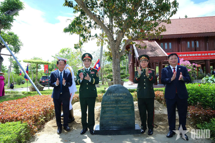 Đại tướng Phan Văn Giang và Đại tướng Khamliang Outhakaysone cùng các đại biểu trồng cây hữu nghị tại Khu di tích Quốc gia đặc biệt Kim Liên, tỉnh Nghệ An. 