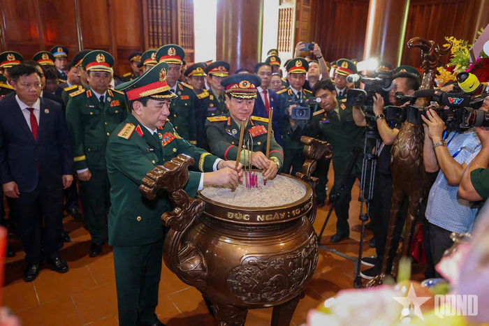 Đại tướng Phan Văn Giang và Đại tướng Khamliang Outhakaysone cùng đoàn đại biểu hai nước Việt Nam – Lào dâng hoa, dâng hương tại Nhà tưởng niệm Chủ tịch Hồ Chí Minh tại Khu di tích Quốc gia đặc biệt Kim Liên, tỉnh Nghệ An.