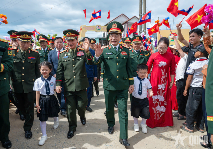 Cô và trò Trường mầm non Thanh Hà đón Đại tướng Phan Văn Giang và Đại tướng Khamliang Outhakaysone.