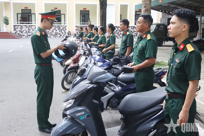 Kiểm tra các quy định về chấp hành tham gia giao thông đối với quân nhân.