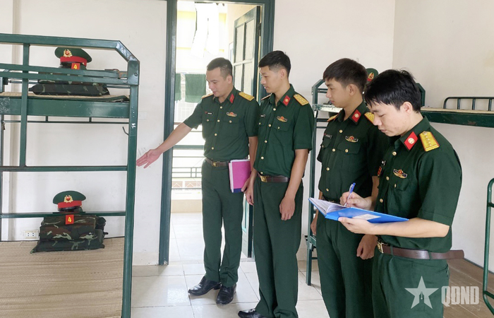 Kiểm tra nội vụ vệ sinh ở các phân đội.
