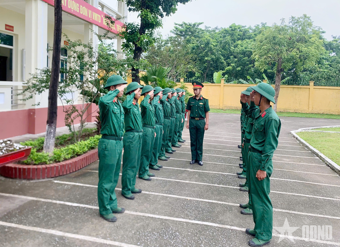 Kiểm tra việc thực hiện điều lệnh của chiến sĩ.