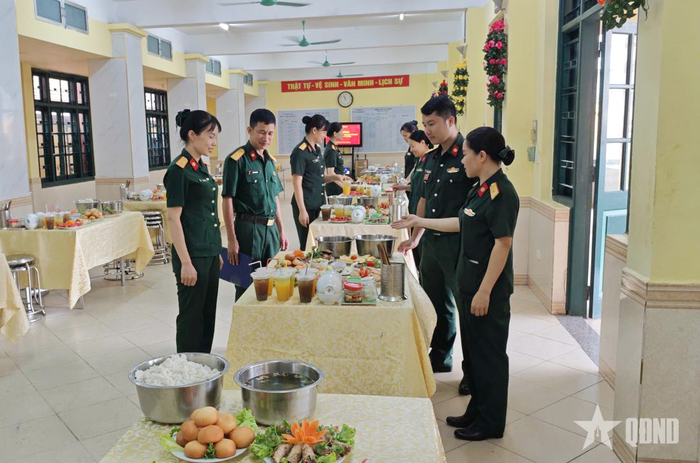 Bếp ăn ở Lữ đoàn 205 luôn vệ sinh, văn minh, gọn gàng.