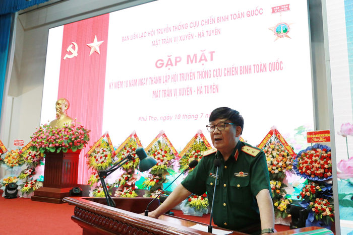 Trung tướng Nguyễn Hữu Khảm, nguyên Phó tổng Tham mưu trưởng, Trưởng ban Liên lạc Hội truyền thống phát biểu tại buổi gặp mặt. 