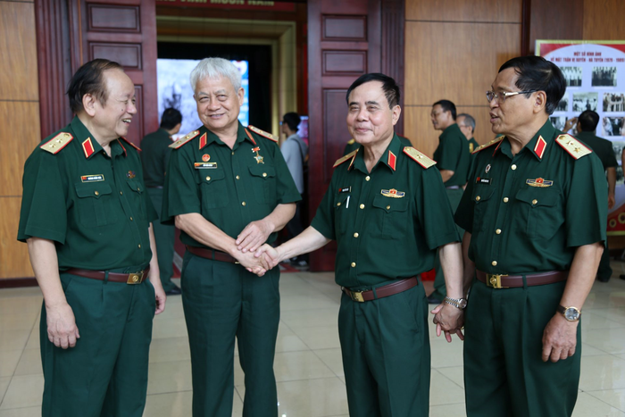Các tướng lĩnh từng chiến đấu tại Mặt trận Vị Xuyên ôn lại những năm tháng chiến đấu bảo vệ từng tấc đất biên cương Tổ quốc. Ảnh: BÍCH NGỌC