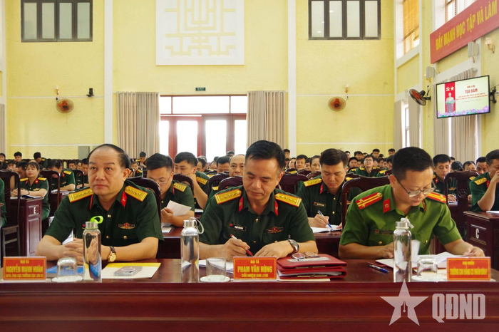 Các đại biểu tham dự tọa đàm.