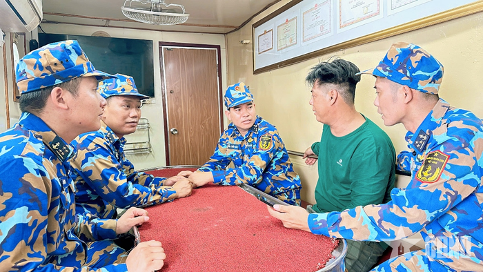 Cán bộ, chiến sĩ Tàu 797 thăm hỏi, động viên thuyền trưởng tàu cá gặp nạn. 