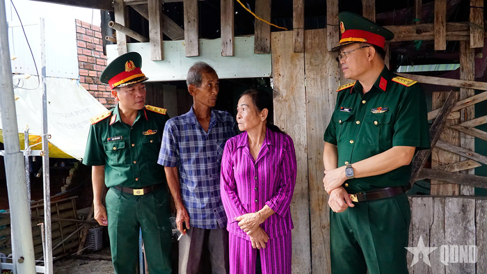 Đại tá Võ Thành Lê thăm hỏi, động viên gia đình.