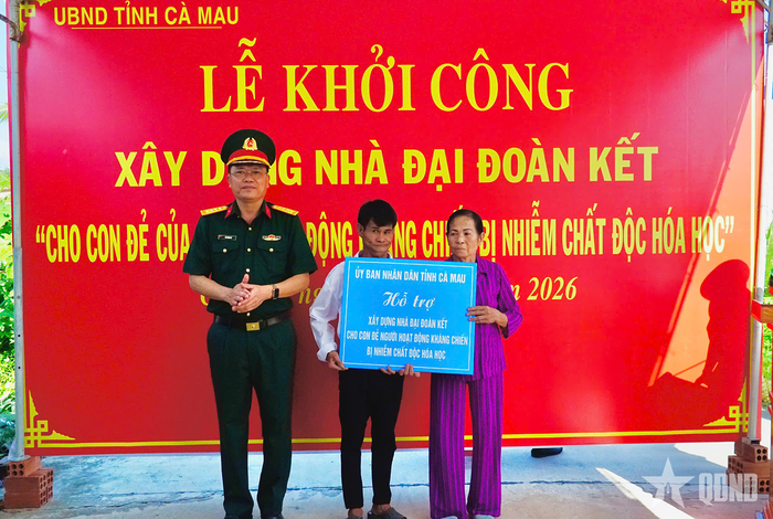 Đại tá Võ Thành Lê, Chính ủy Bộ CHQS tỉnh Cà Mau trao bảng biểu trưng hỗ trợ xây dựng nhà.