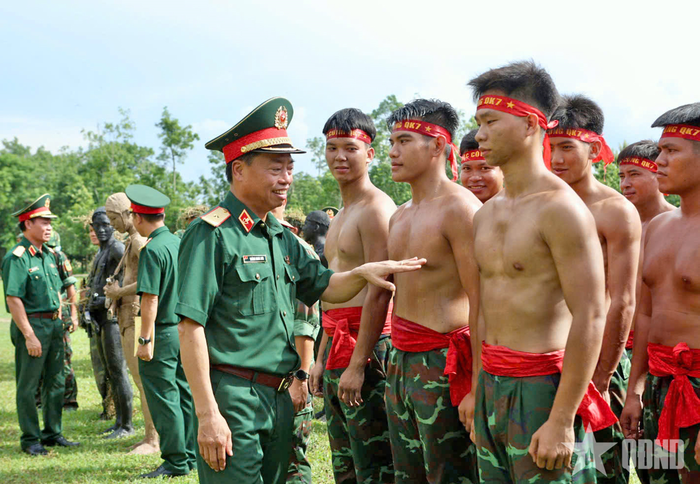  Thiếu tướng Hoàng Minh Sơn, Tư lệnh Binh chủng Đặc công động viên cán bộ, chiến sĩ tham gia trình diễn.