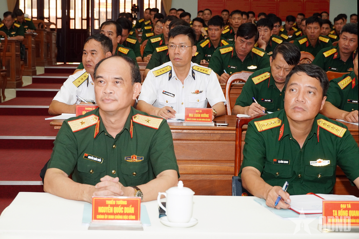  Thiếu tướng Nguyễn Quốc Duẩn, Bí thư Đảng ủy, Chính ủy Binh chủng Đặc công cùng các đại biểu dự hội nghị.