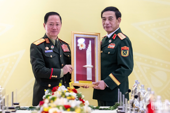 Đại tướng Phan Văn Giang và Đại tướng Khamliang Outhakaysone trao đổi tặng phẩm sau khi kết thúc hội đàm.
