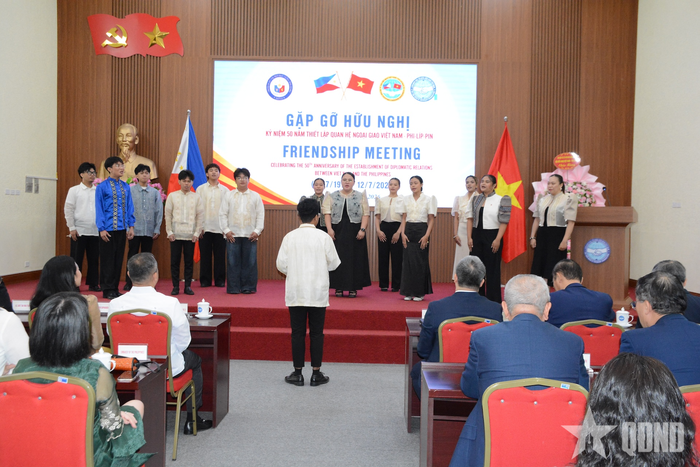 Các sinh viên Philippines đang học tập tại Việt Nam trình diễn tiết mục văn nghệ tại sự kiện. 