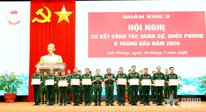 Thủ trưởng Bộ tư lệnh Quân khu 3 trao thưởng tặng các tập thể, cá nhân có thành tích xuất sắc trong thực hiện nhiệm vụ quân sự, quốc phòng 6 tháng đầu năm 2026.