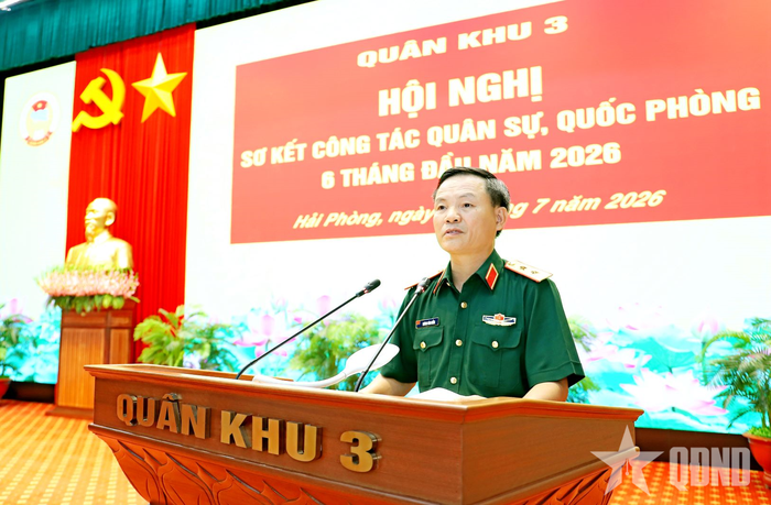 Trung tướng Lương Văn Kiểm, Tư lệnh Quân khu 3 phát biểu tại hội nghị.