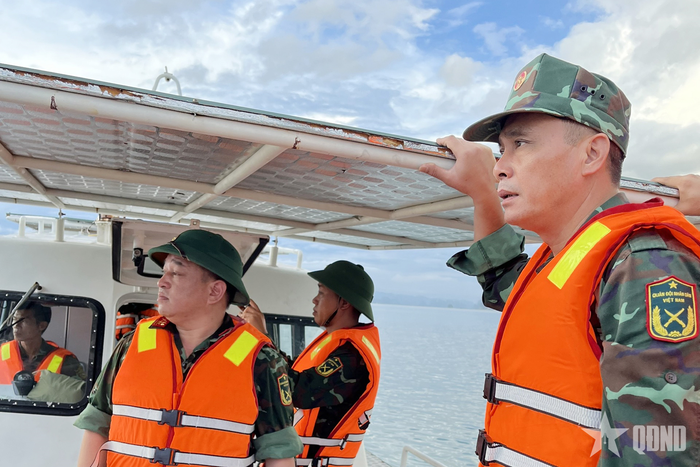 Đại tá Nguyễn Ngọc Sơn, Phó chỉ huy trưởng Bộ CHQS tỉnh Quảng Ninh (ngoài cùng bên phải) chỉ huy công tác tìm kiếm cứu nạn tại hiện trường vụ lật sà lan HP 4914. 