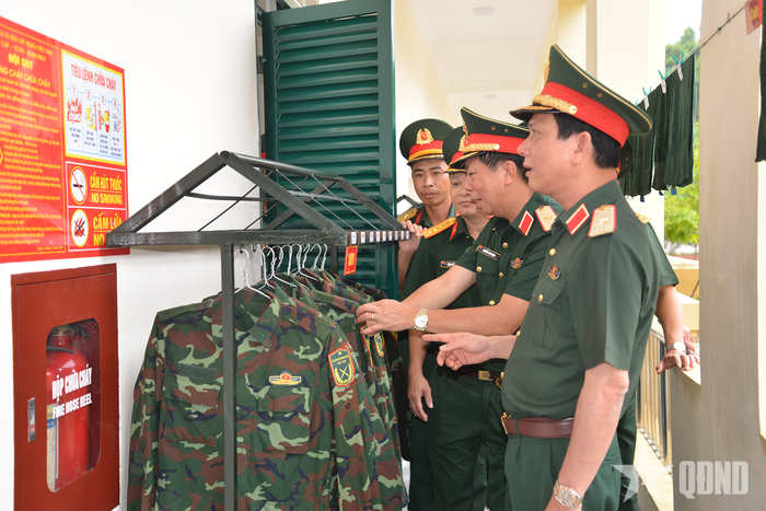 Nơi ăn ở, sinh hoạt của bộ đội được sắp đặt gọn gàng, hợp vệ sinh.