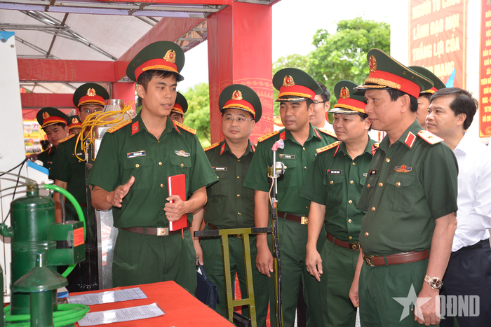 Thiếu tướng Hà Như Lợi và các đại biểu tham quan khu vực trưng bày sáng kiến phục vụ công tác xây dựng nền nếp chính quy của Trung đoàn 174.