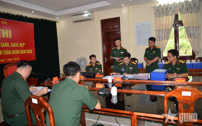 Ban Giám khảo chấm thi hệ thống sổ sách công tác Đảng, công tác chính trị và công tác doanh trại của đơn vị.