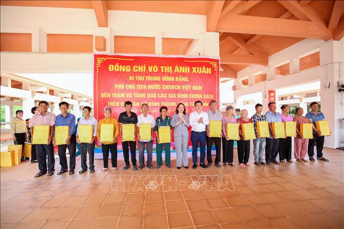 Phó chủ tịch nước Võ Thị Ánh Xuân cùng lãnh đạo tỉnh Tây Ninh trao quà tặng các gia đình chính sách, người có công với cách mạng.