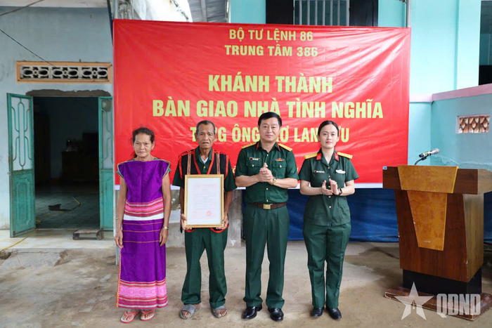  Đại diện Trung tâm 386 trao quyết định bàn giao nhà. 