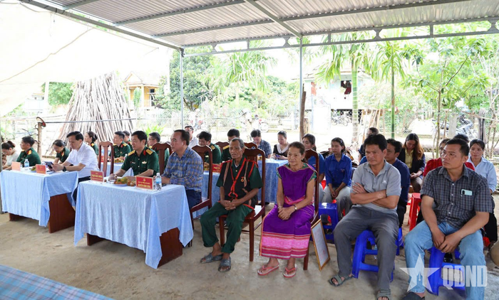  Các đại biểu dự khánh thành, bàn giao nhà tình nghĩa. 