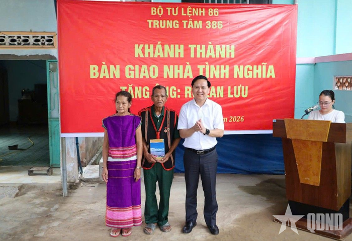  Các đơn vị, địa phương tặng quà gia đình ông Rơ Lan Lưu. 