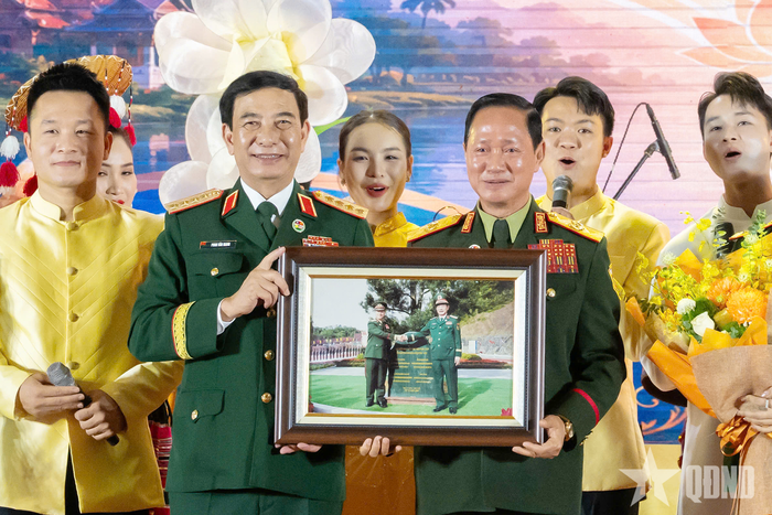 Đại tướng Phan Văn Giang trao ảnh lưu niệm tặng Đại tướng Khamliang Outhakaysone tại tiệc chiêu đãi.