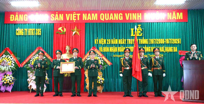 Thừa ủy quyền của Chủ tịch nước, Thiếu tướng Hoàng Văn Sỹ, Tư lệnh Binh đoàn 15 trao Huân chương Lao động hạng Ba tặng Công ty hợp tác kinh tế 385.
