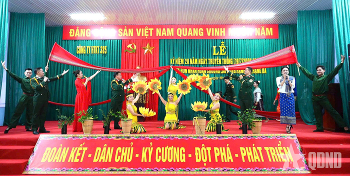 Văn nghệ chào mừng buổi lễ.