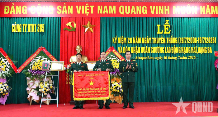 Đại tá Khuất Bá Cao trao bức trướng của Đảng ủy, Bộ tư lệnh Binh đoàn 15 tặng Công ty Hợp tác kinh tế 385.