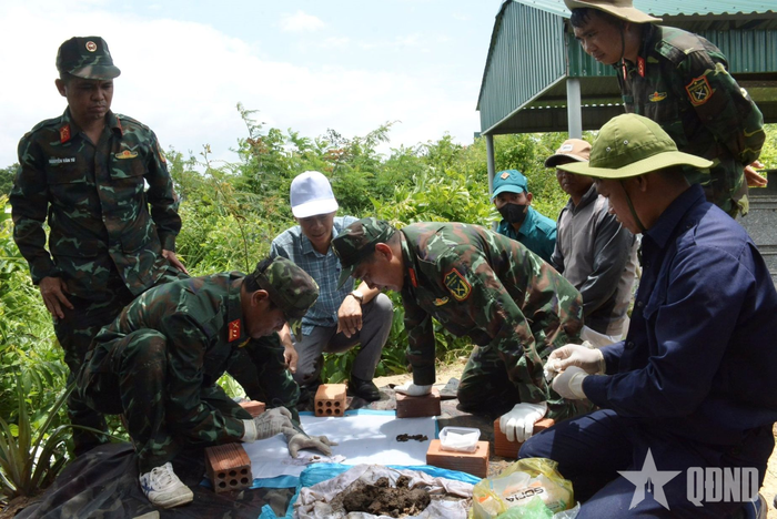 Việc khai quật phần mộ được tiến hành khoa học, thận trọng.