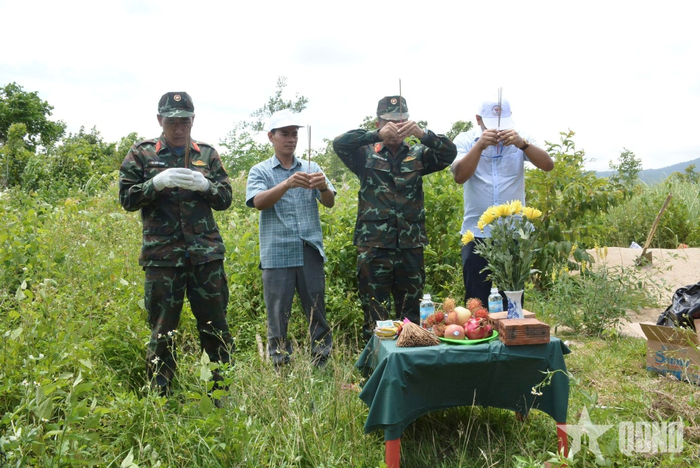 Thắp hương tri ân Anh hùng liệt sĩ.