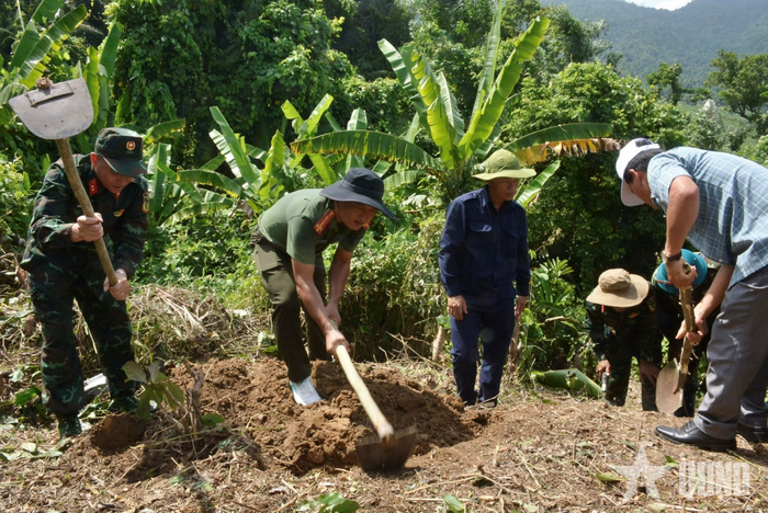 Việc đào bới được tiến hành thận trọng, tỉ mỉ.