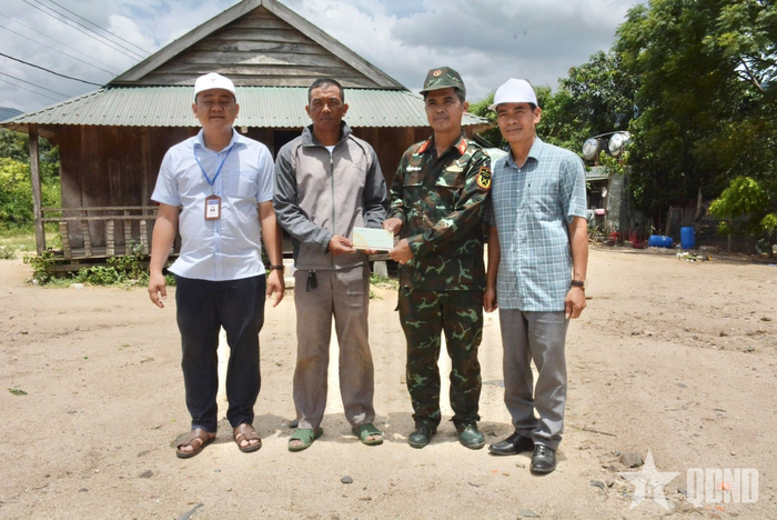 Thượng tá Nguyễn Văn Từ, Đội trưởng Đội K51 trao tiền hỗ trợ cho người dân cung cấp thông tin giúp đơn vị tìm kiếm, quy tập được hài cốt liệt sĩ.