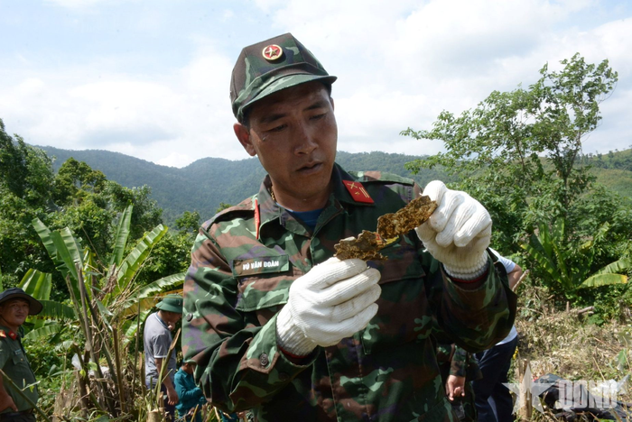 Tích cực tìm kiếm, thu thập thông tin từ những di vật còn sót lại.