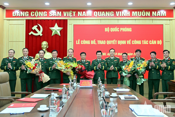  Thượng tướng Đỗ Xuân Tụng cùng các đại biểu chúc mừng các đồng chí nhận quyết định về công tác cán bộ. 