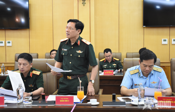 Thiếu tướng Nguyễn Hồng Thái, Phó chính ủy Quân khu 2 phát biểu tại hội nghị.