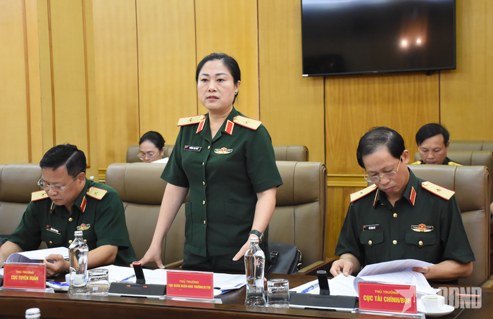  Thiếu tướng Phùng Thị Phú, Phó cục trưởng Cục Quân huấn - Nhà trường, Bộ Tổng Tham mưu phát biểu tại hội nghị.