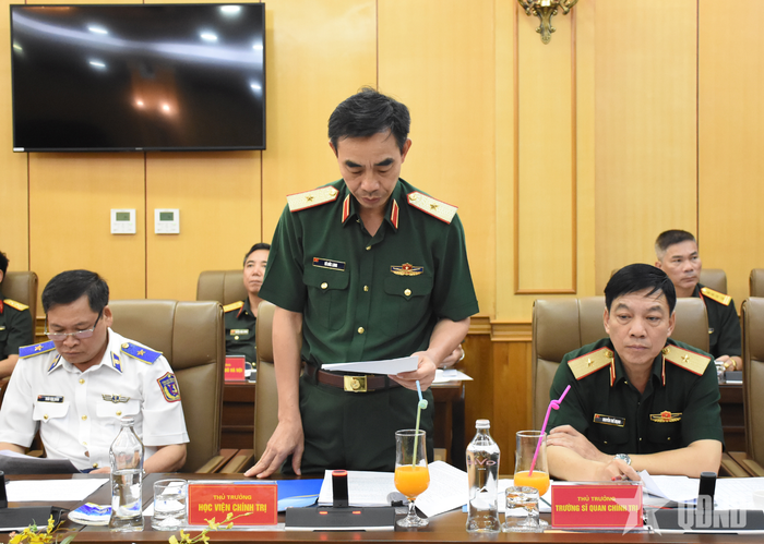  Thiếu tướng Nguyễn Đức Long, Phó chính ủy Học viện Chính trị phát biểu tại hội nghị.