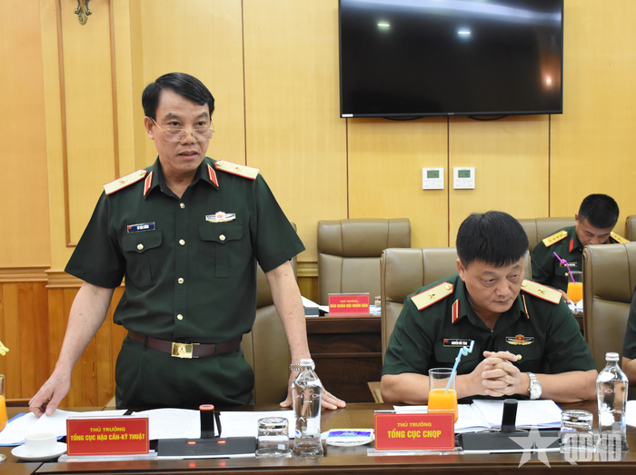 Thiếu tướng Vũ Văn Cường, Phó chính ủy Tổng cục Hậu cần - Kỹ thuật phát biểu tại hội nghị.