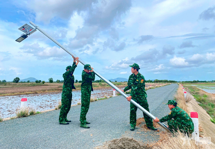  Công trình "Thắp sáng đường biên" được lực lượng Bộ đội Biên phòng tỉnh An Giang triển khai trong Chiến dịch Mùa hè xanh. Ảnh: HUY HOÀNG 