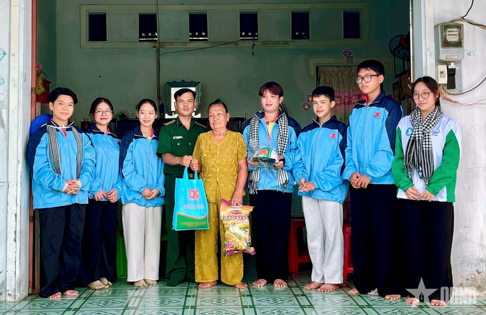 Những phần quà ý nghĩa được trao đến các gia đình chính sách tại xã Ba Chúc. Ảnh: HUY HOÀNG