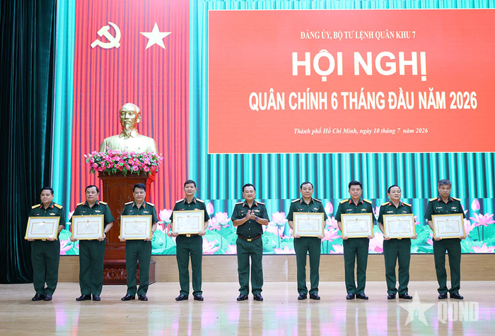 Trung tướng Trần Vinh Ngọc trao thưởng cho các tập thể, cá nhân tiêu biểu.
