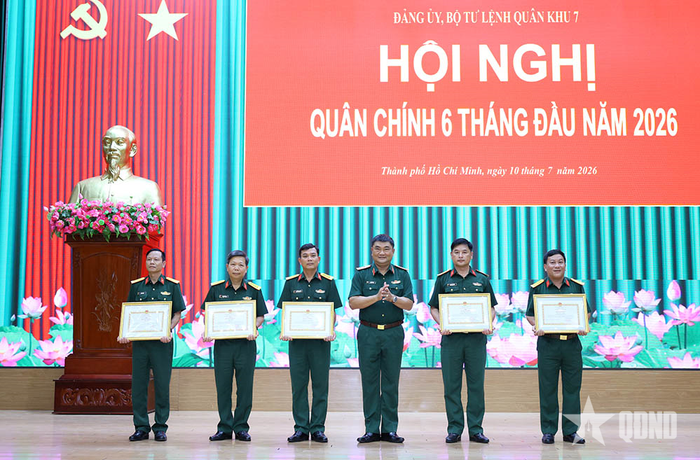Trung tướng Lê Xuân Thế trao thưởng cho các tập thể, cá nhân tiêu biểu.