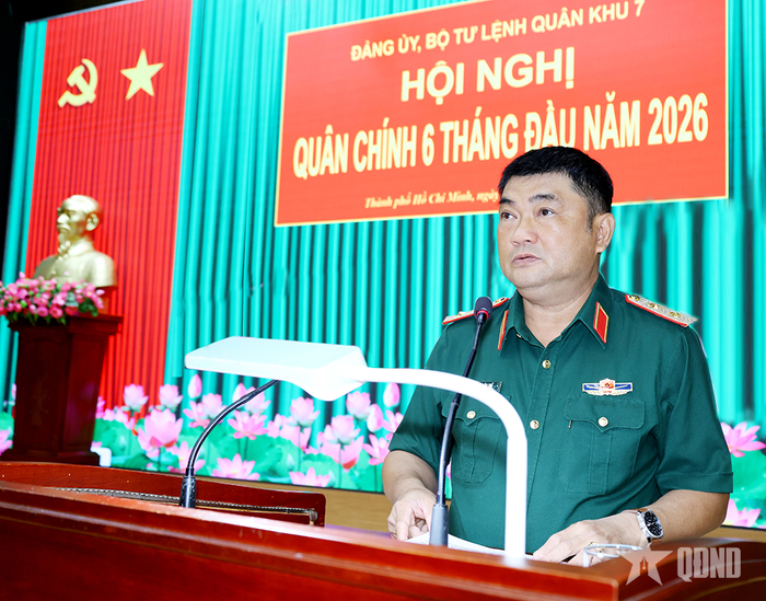 Trung tướng Lê Xuân Thế, Ủy viên Trung ương Đảng, Phó bí thư Đảng ủy, Tư lệnh Quân khu 7 chủ trì hội nghị.
